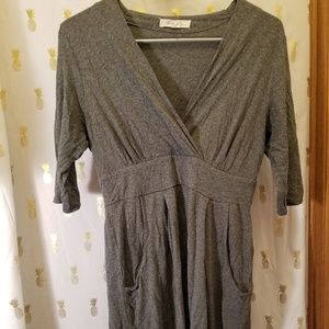 V-neck dress with pockets!